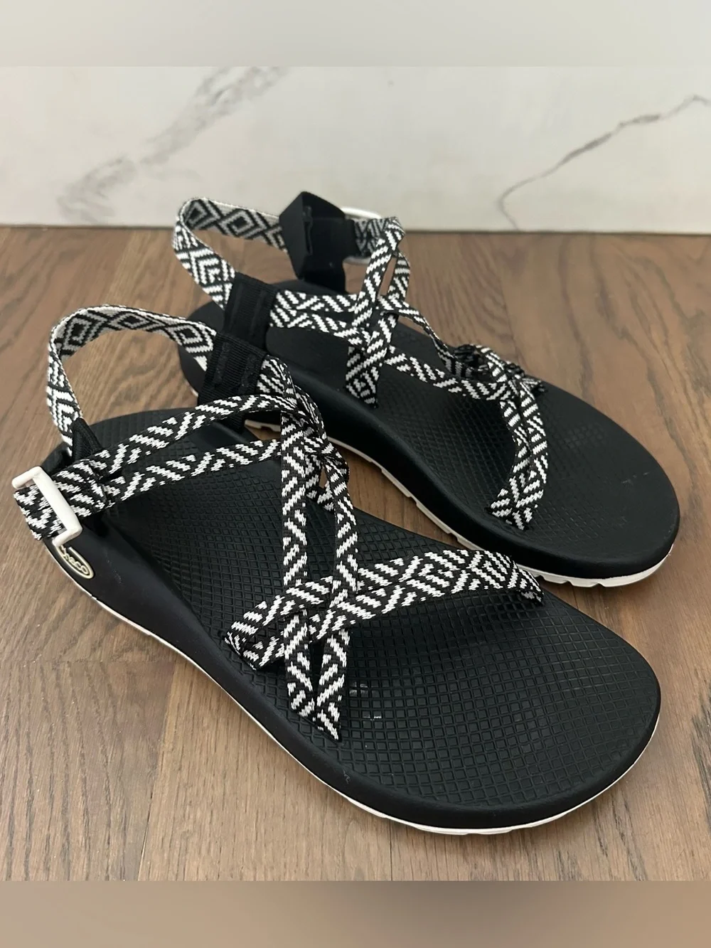 Chaco Women's ZX/1 Cloud Dual Adjustable Straps Cushioned Sandal Black, White 10